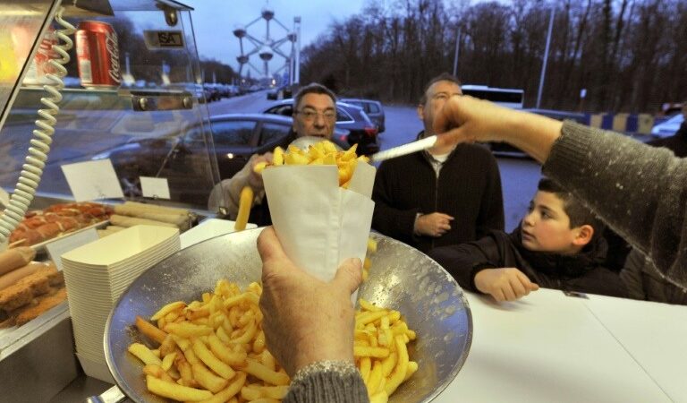 Bruselas reinventa los emblemáticos puestos de patatas fritas