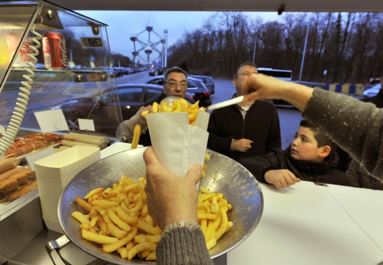 Bruselas reinventa los emblemáticos puestos de patatas fritas