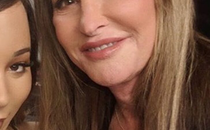 Caitlyn Jenner me confunde. Publica una foto de Kris y Kim Kardashian, pero luego las borra
