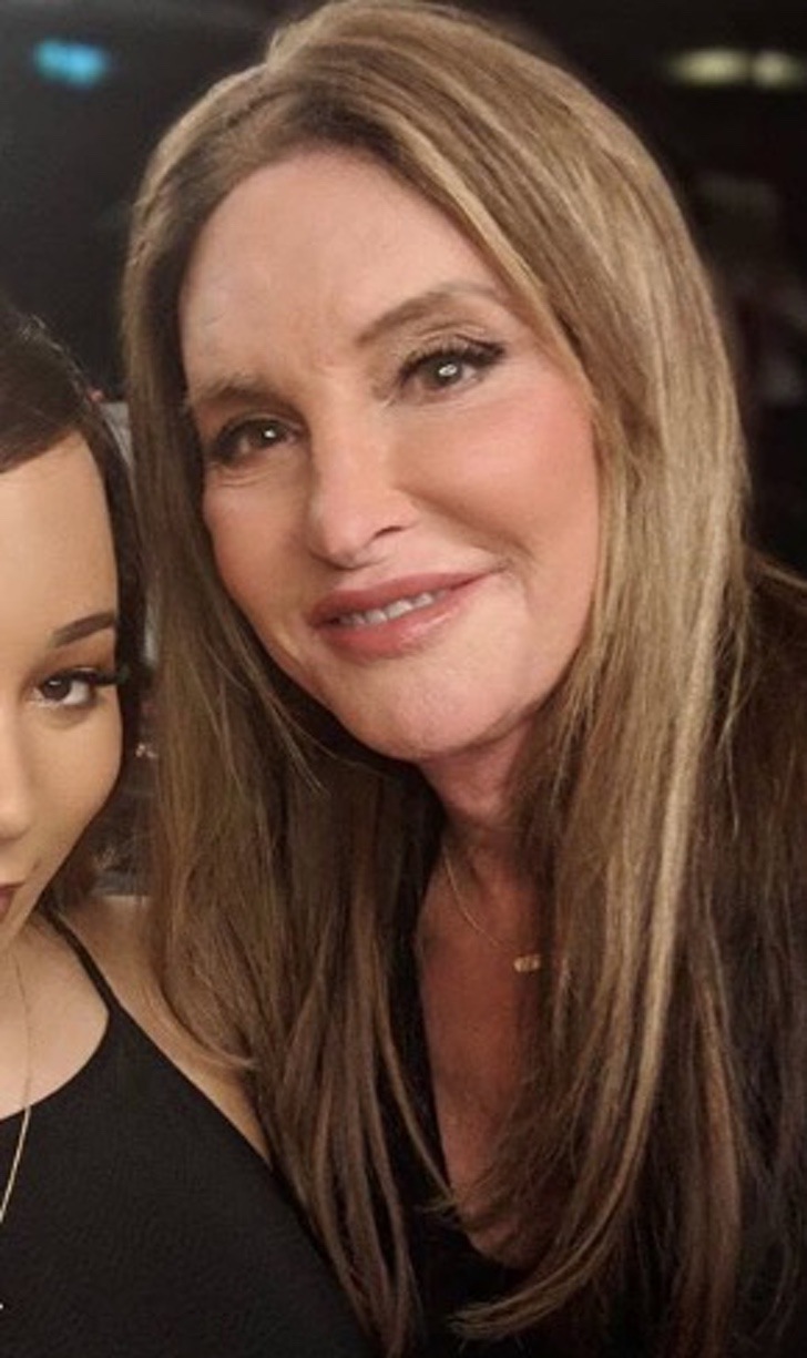 Caitlyn Jenner me confunde. Publica una foto de Kris y Kim Kardashian, pero luego las borra