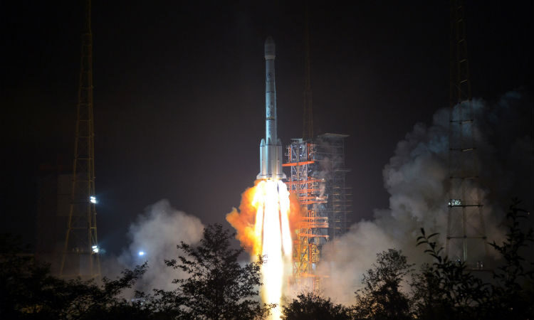 China lanza satélite de retransmisión para explorar cara oculta de la Luna