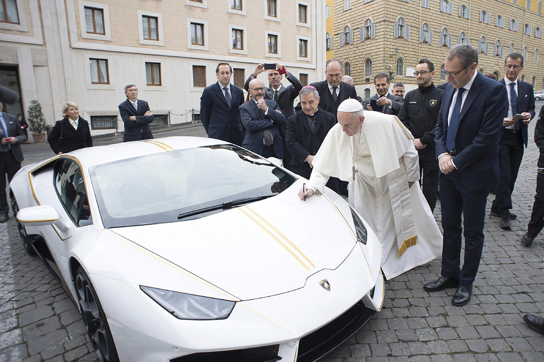 El Papa vende su Lamborghini Huracán en 17 mdp