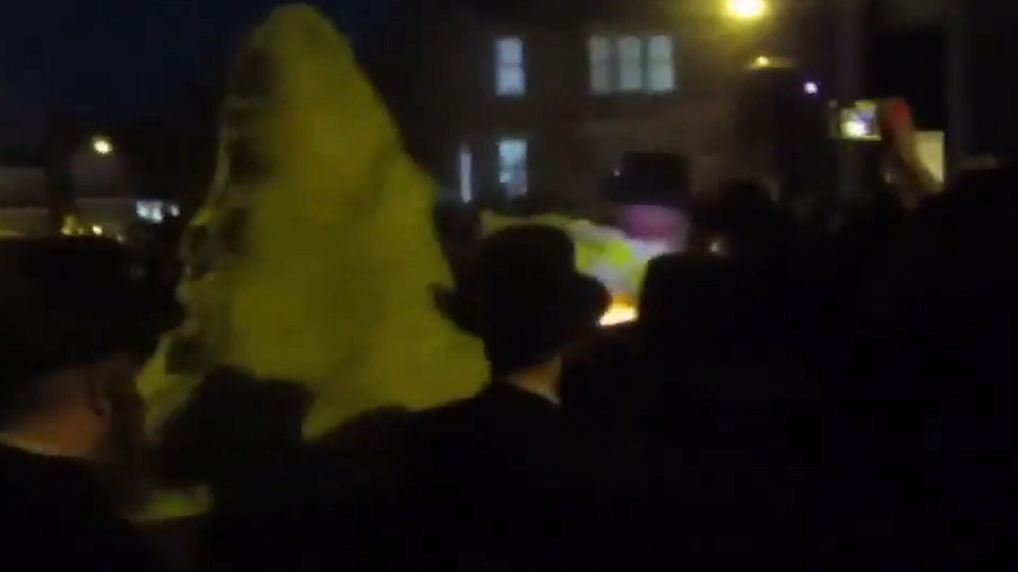 El instante en el que se produjo una explosión en medio de una fiesta judía en Londres |