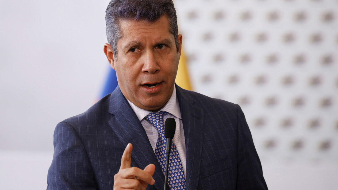 La oposición venezolana acusó a Henri Falcón de haber dividido a la Mesa de la Unidad Democrática con su candidatura presidencial |