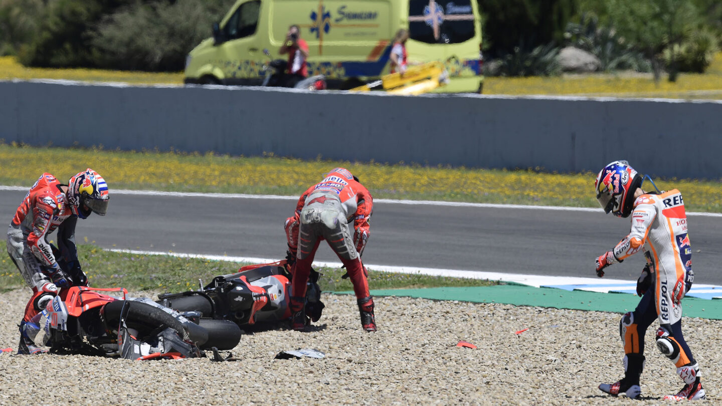Tremendo choque múltiple entre Pedrosa Lorenzo y Dovizioso en el Moto GP |