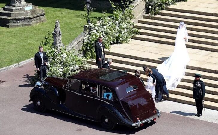 Meghan Markle lució una tiara prestada por la mismísima reina Isabel. Pero su vestido no impresionó