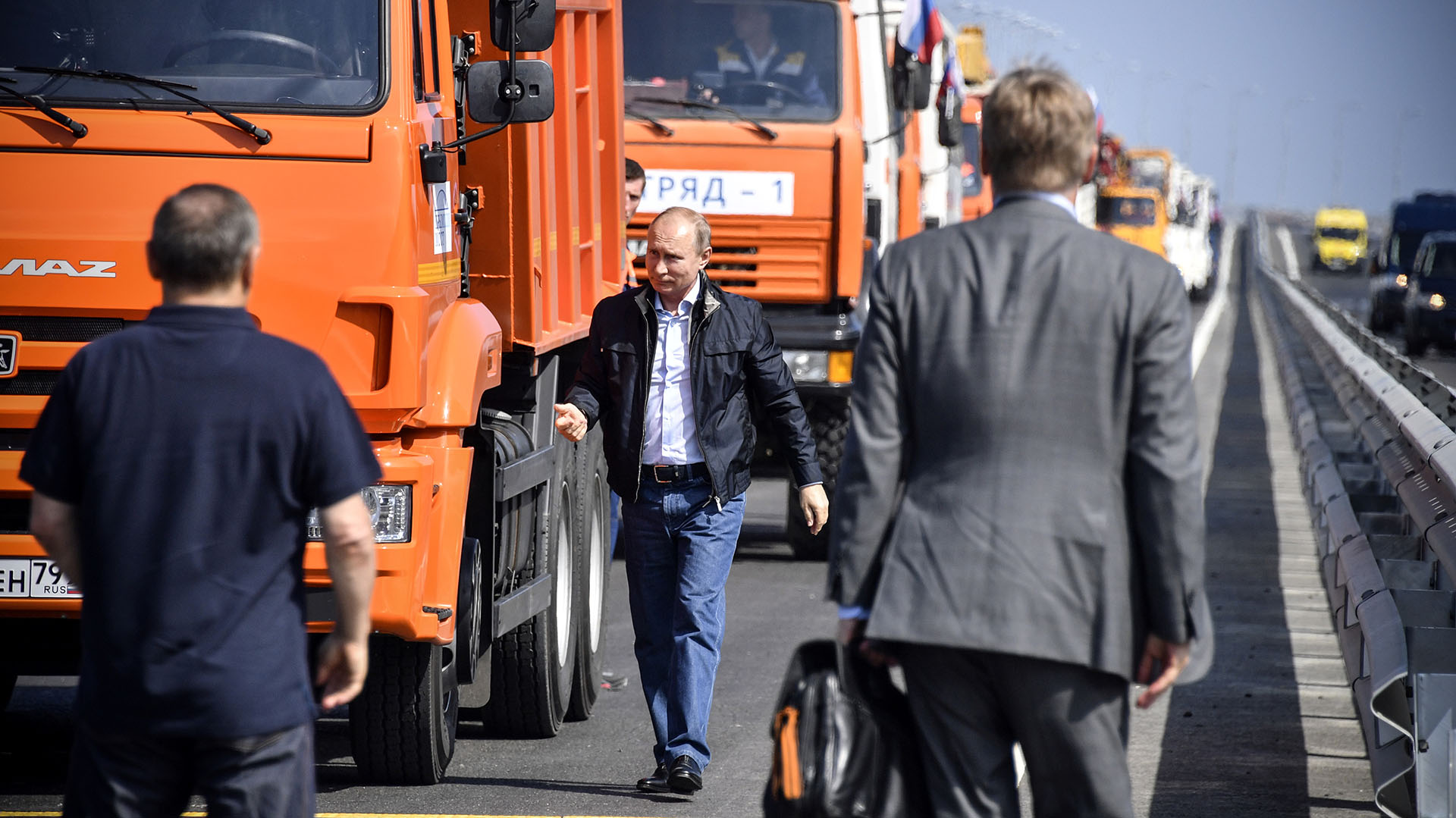 Las fotos de Vladimir Putin, el camionero: así inauguró el polémico puente que une Rusia con Crimea