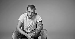 Confirman que Avicii se suicidó con un cristal afilado