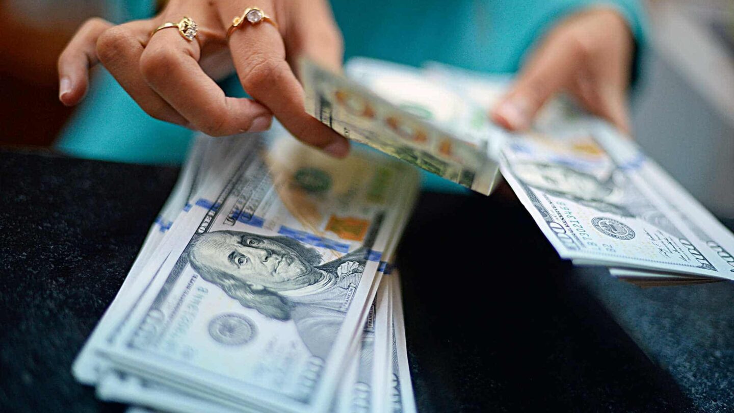 Dólar continúa al alza abre en 34 a la venta en bancos |
