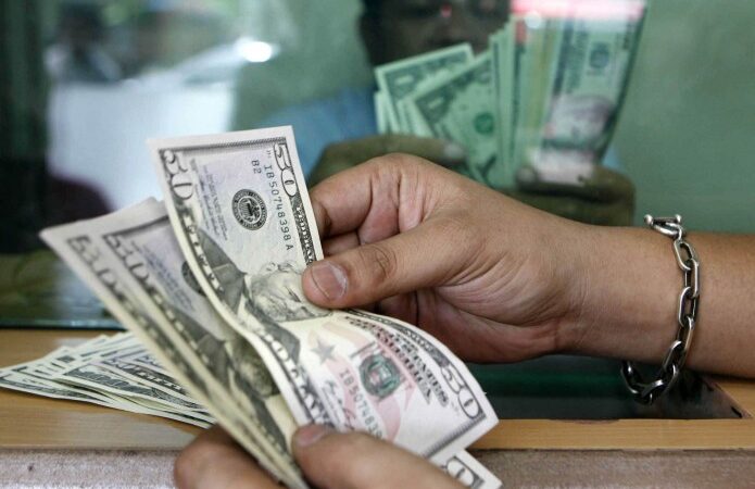 Dólar inicia con avance, se vende hasta en 19.72 pesos en bancos
