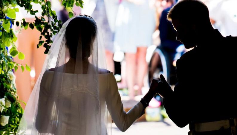 Meghan usó un detalle azul de Lady Di que nadie vio (no, no es el anillo)