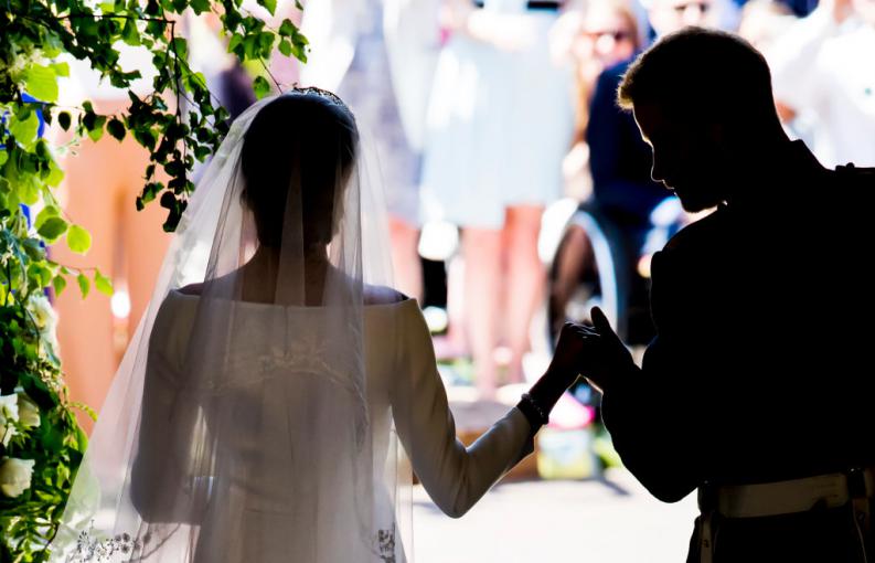 Meghan usó un detalle azul de Lady Di que nadie vio (no, no es el anillo)