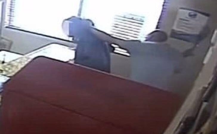 Por su mala conducta, le dio una paliza a su hija en la escuela. El problema de pegar para “enseñar”