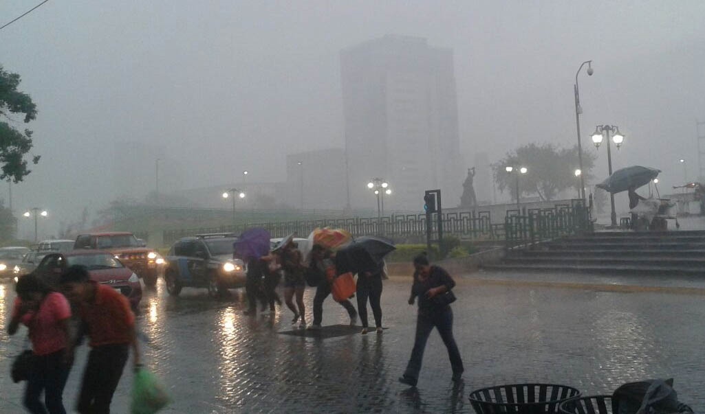 ONDA DE CALOR SOBRE LA MAYOR PARTE DEL TERRITORIO NACIONAL. TORMENTAS MUY FUERTES CON POSIBLE GRANIZO EN ZONAS DEL SURESTE DEL PAÍS