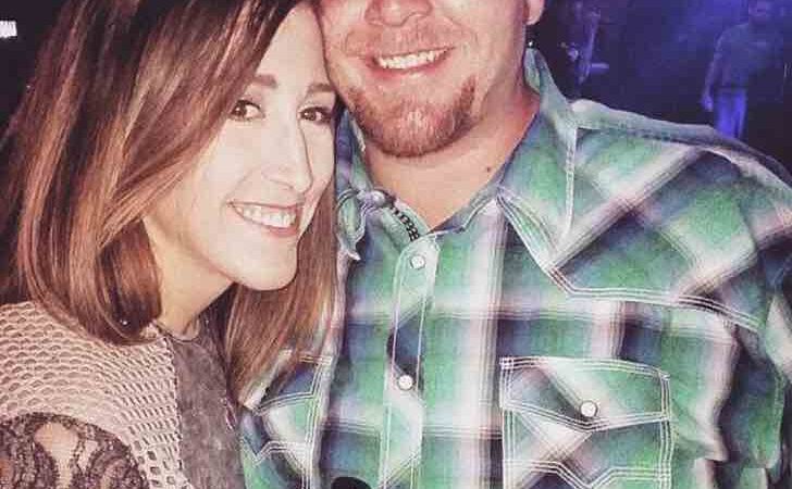 De rodillas, propone matrimonio a su novia. El romanticismo muere cuando un niño baja sus pantalones