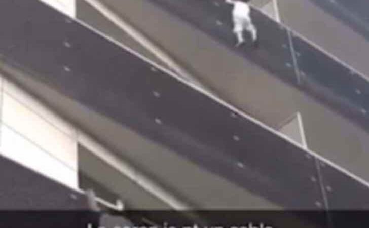 Ve un niño colgando del balcón. Sin pensarlo, comienza a escalar por la pared para rescatarlo
