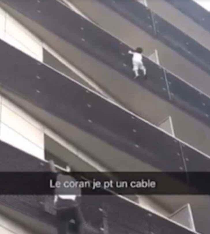 Ve un niño colgando del balcón Sin pensarlo comienza a escalar por la pared para rescatarlo |