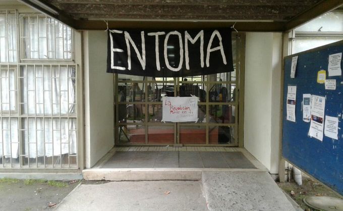 Estudiantes se tomaron la UBB Chillán: Recibieron amenazas con macanas eléctricas