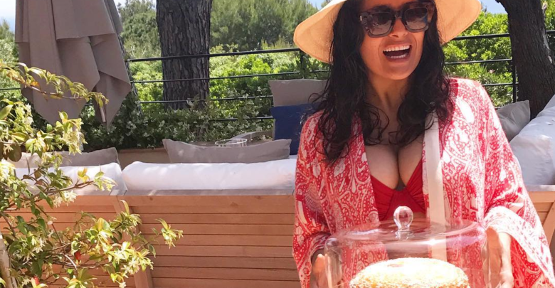 Salma Hayek luce escote y rompe la dieta