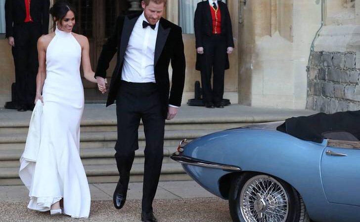 El auto que usaron Meghan y Harry tenía un mensaje en su matrícula. Pocos lo pudieron identificar