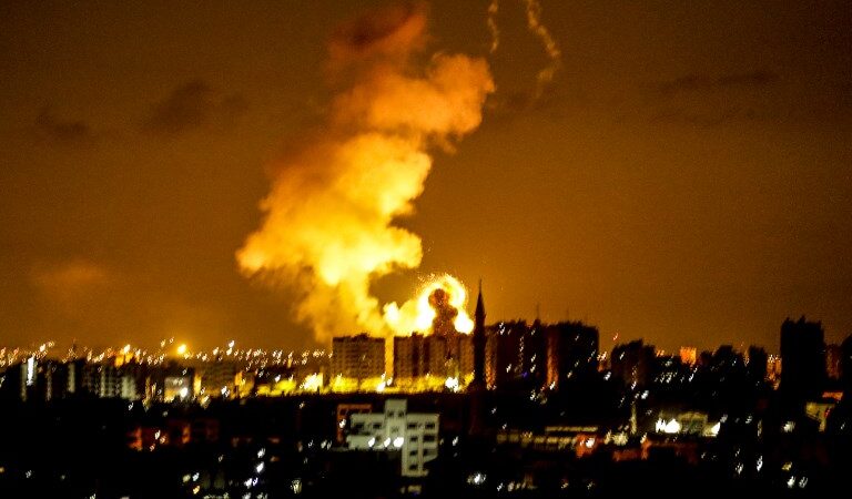Momento del bombardeo israelí contra posiciones de Hamás en Gaza (+video)