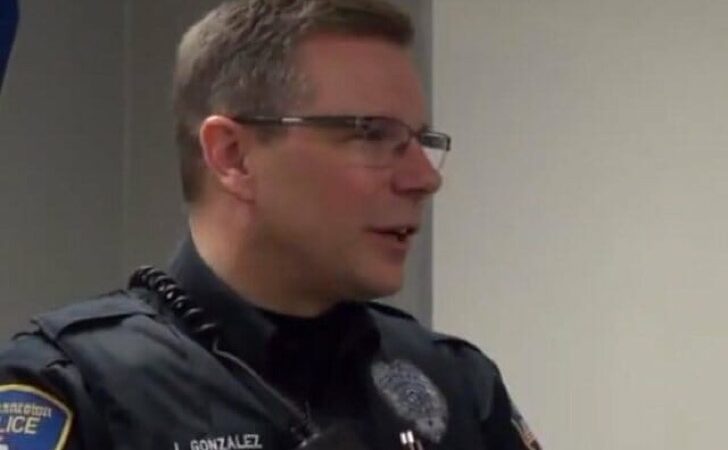 Ladraba como si el mundo acabara. Hizo que un policía lo siguiera: mostró un cuerpo frío y en pijama