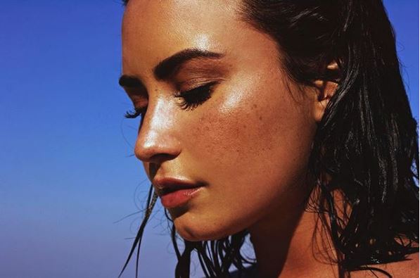 Demi Lovato luce su piel con pecas en una increíble foto, pero dermatóloga alerta sobre un detalle