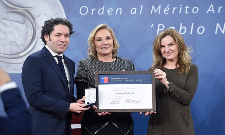 Gustavo Dudamel recibió orden “Pablo Neruda” en Chile