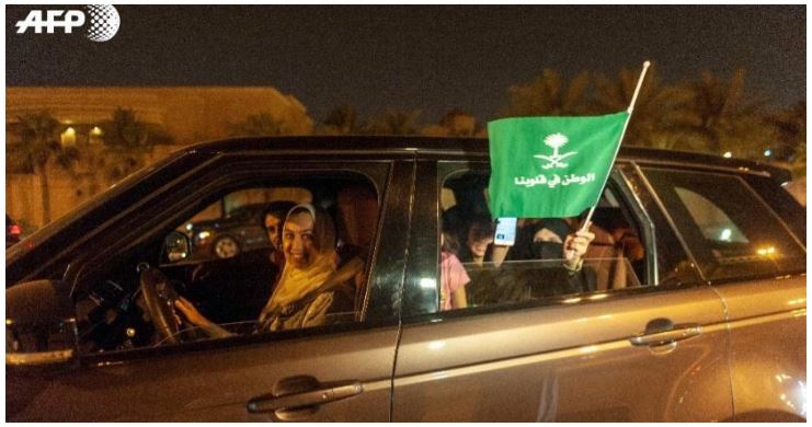 Por primera vez, desde este domingo, mujeres saudíes toman el volante