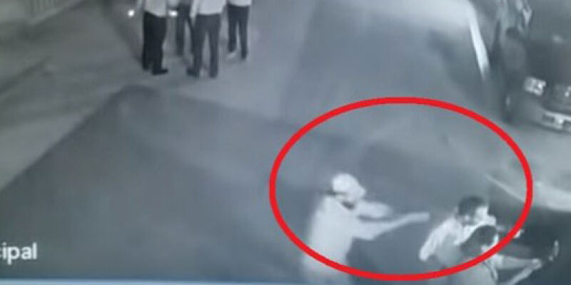 VIDEO | Asesinan a tiros a un político mexicano mientras se hacía una ‘selfi’ con una seguidora