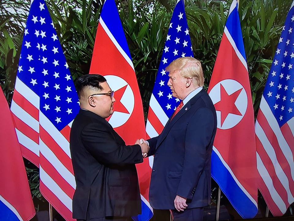 Asi fue el saludo entre Donald J. Trump y el Lider Kim Jong 