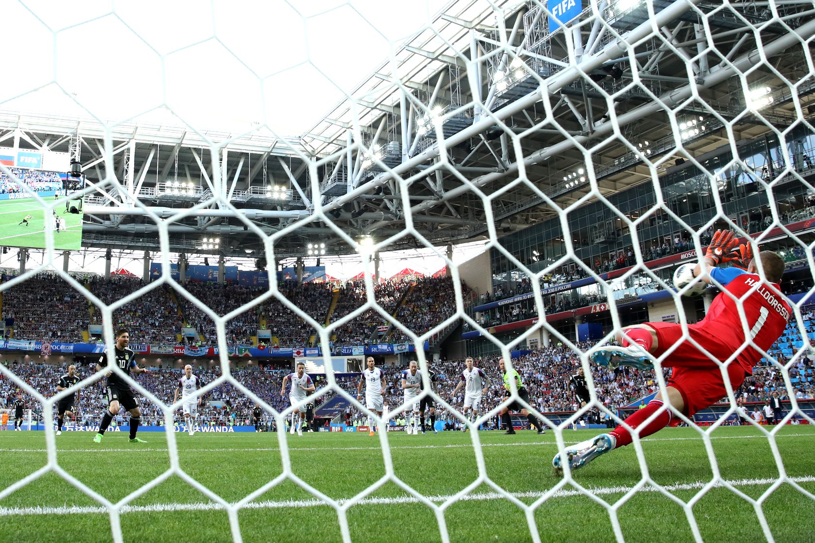 Islandia saca empate histórico ante Argentina; Messi fallo penal