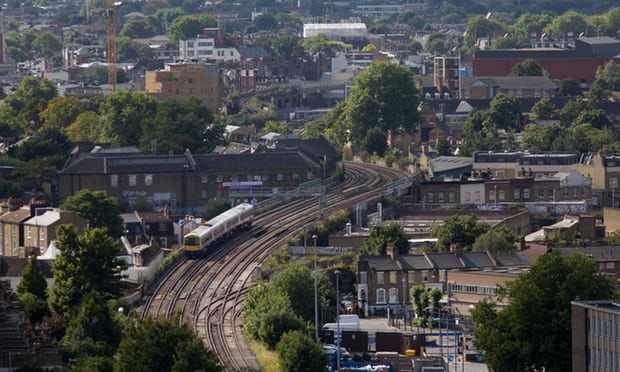 Consiguen muertas a tres personas en tren de Londres