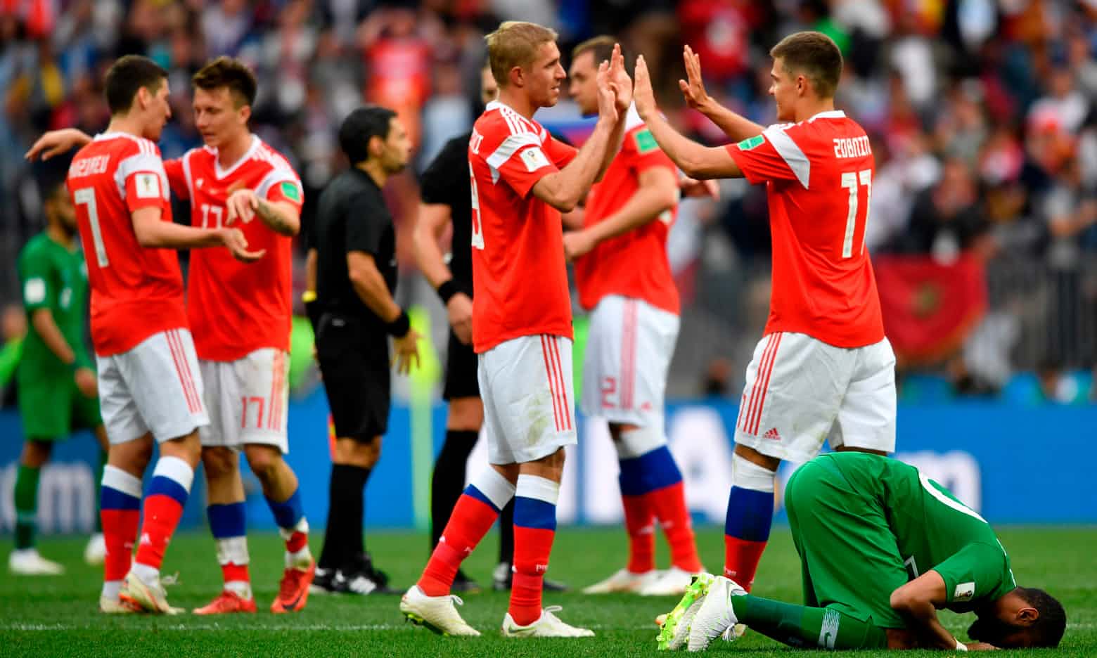 Rusia gana 5-0 en su partido inaugural