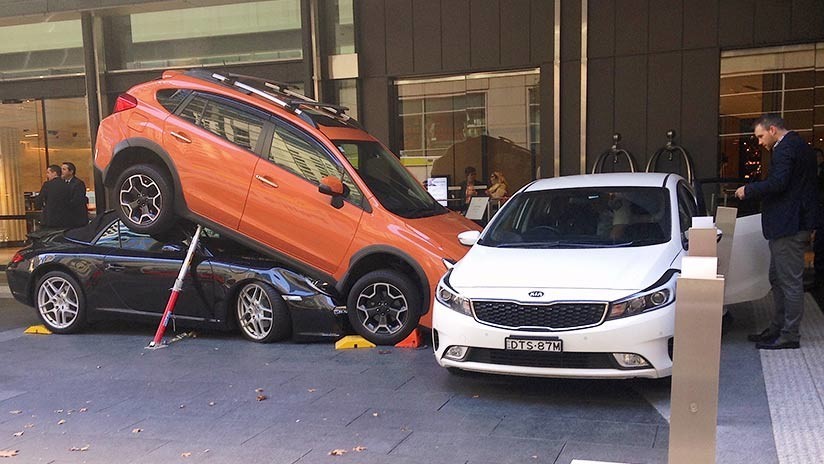 Un aparcacoches intenta estacionar un Porshe y termina debajo de un todoterreno