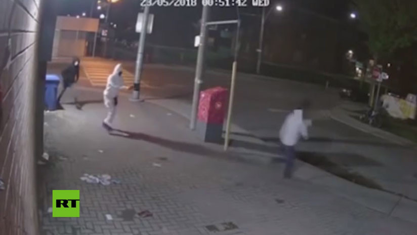 Video | Se salva de morir de un balazo en la cabeza porque se atasca el arma del criminal