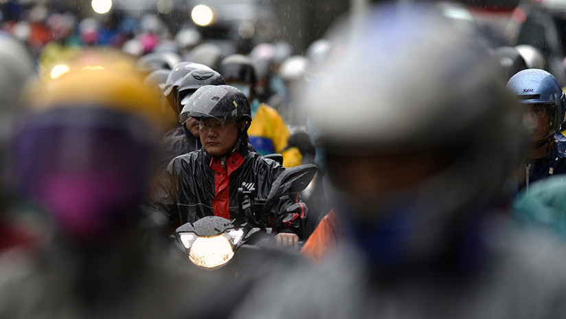 VIDEO | Un camión pasa por encima de la cabeza de un motociclista en Filipinas