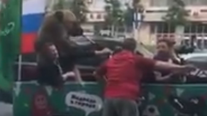 VIDEO | Un oso tocando la trompeta en un coche sorprende a los hinchas en el centro de Moscú