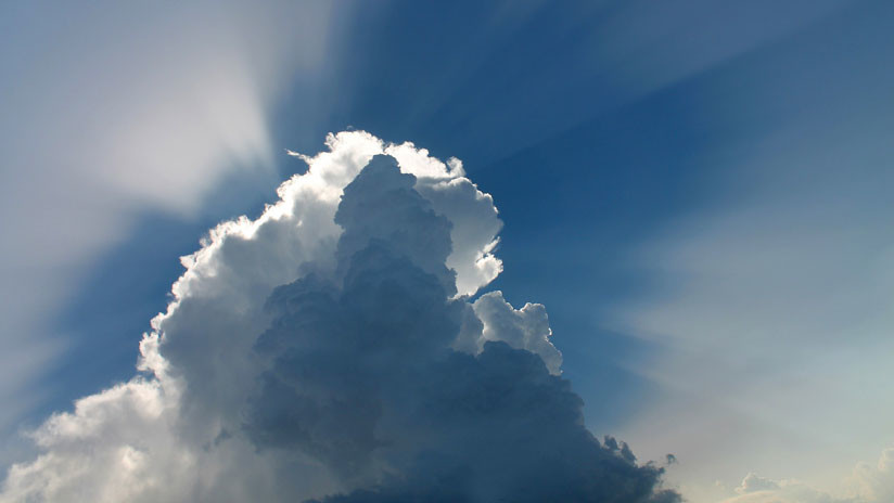 FOTO | Captan una inverosímil nube con forma de hongo sobre una playa de Alabama