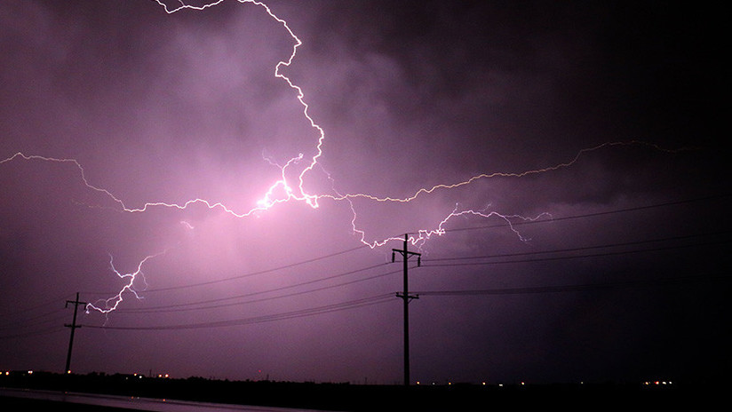 VIDEO | Graba una tormenta y se salva por los pelos del impacto de un rayo