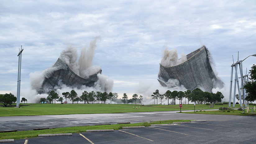 VIDEO | Dos enormes torres son demolidas en Florida en tan solo 10 segundos