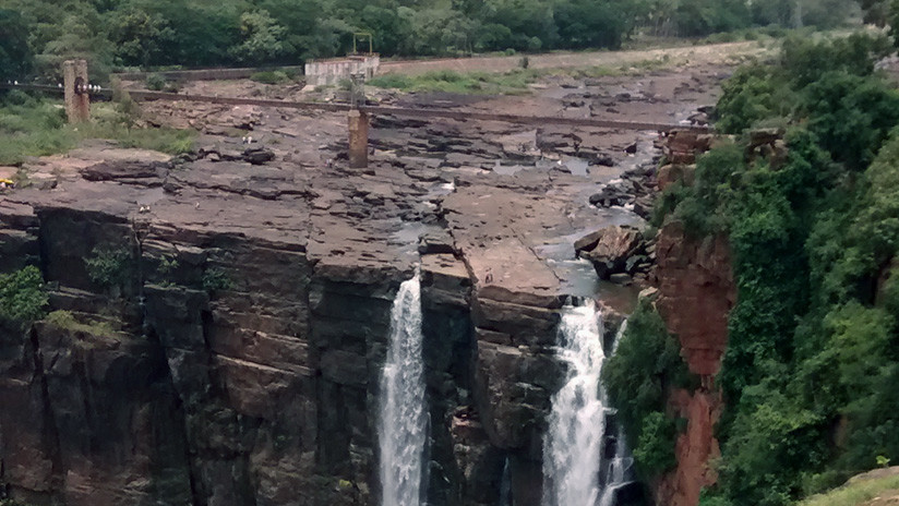 VIDEO | Momento en que se despeña mortalmente por una cascada por mejorar el ángulo de su foto