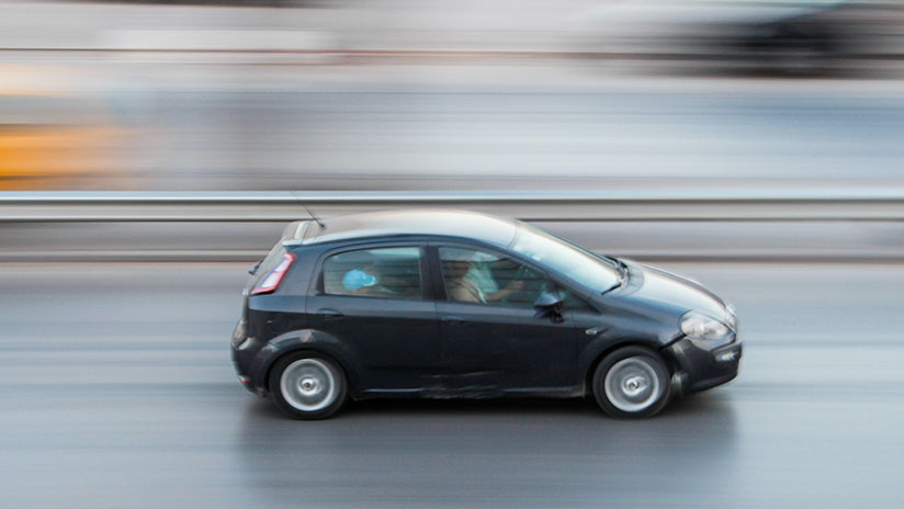 VIDEO: Un hombre va por la autopista sobre el capó de un automóvil a 110 kilómetros por hora