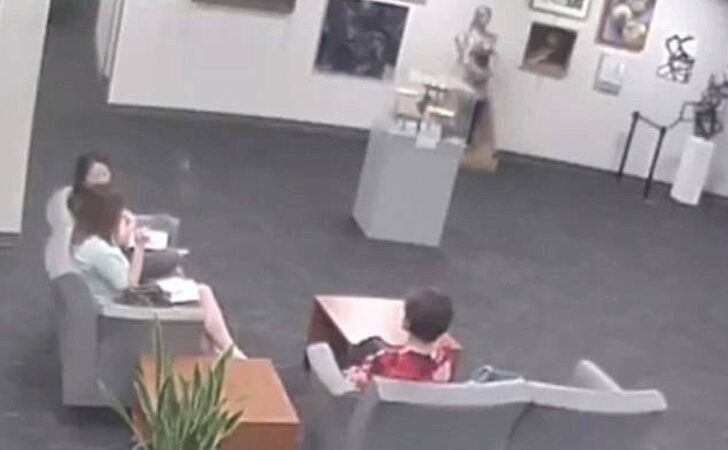 Niño de 5 abraza una escultura de cristal y cae sobre él. 132.000 dólares deberán pagar sus padres