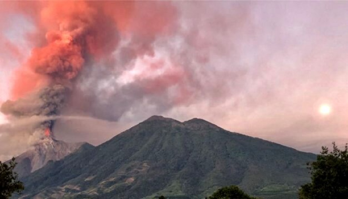 Alerta | Volcán Fuego vuelve a arrojar lava