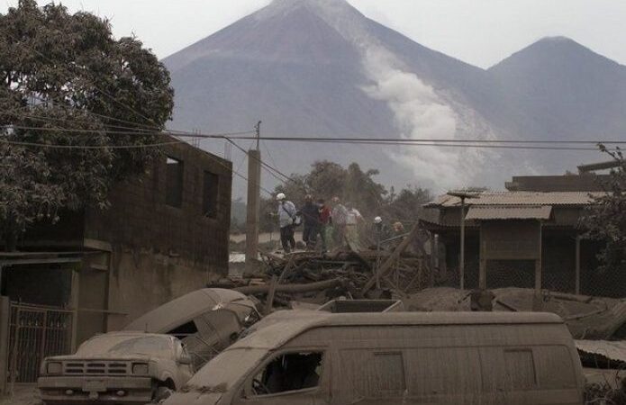 Hallan 5 niños muertos bajo la ceniza del volcán de Fuego