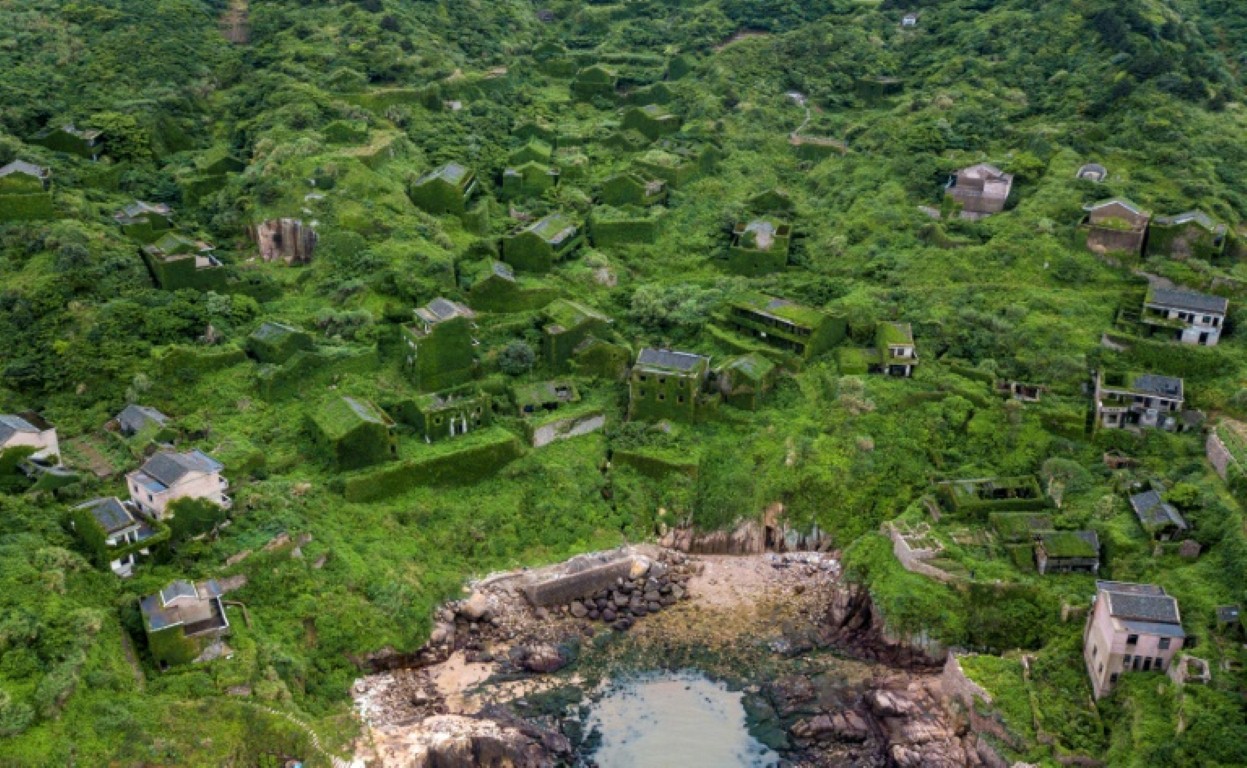 La maleza se adueña de un pueblo chino