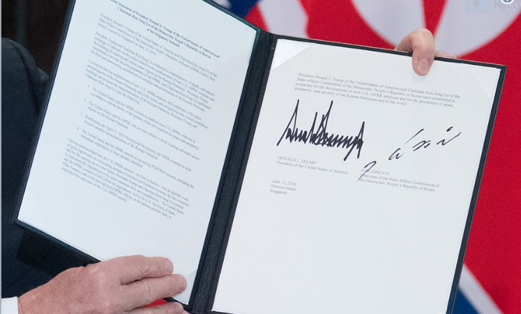 Kim Jong evitó firmar documento oficial con bolígrafo con el nombre de Donald Trump
