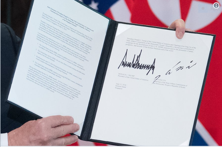 Kim Jong evitó firmar documento oficial con bolígrafo con el nombre de Donald Trump