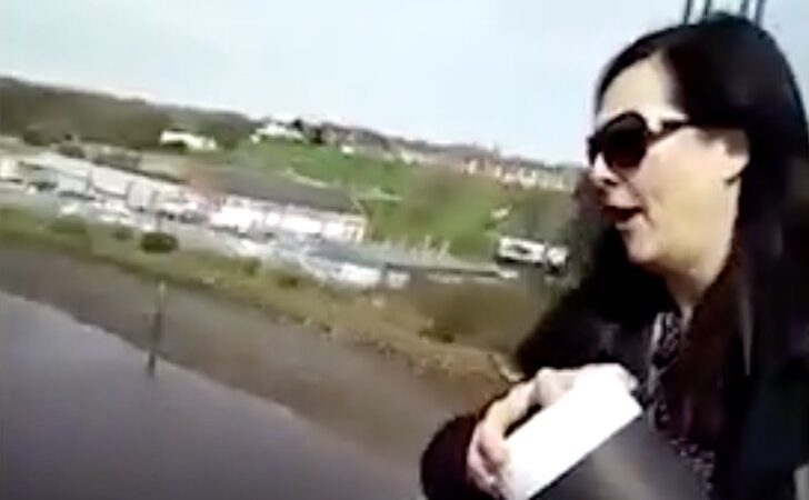 Iba a lanzar las cenizas de su madre al mar pero se las terminó comiendo y esparciendo por su rostro